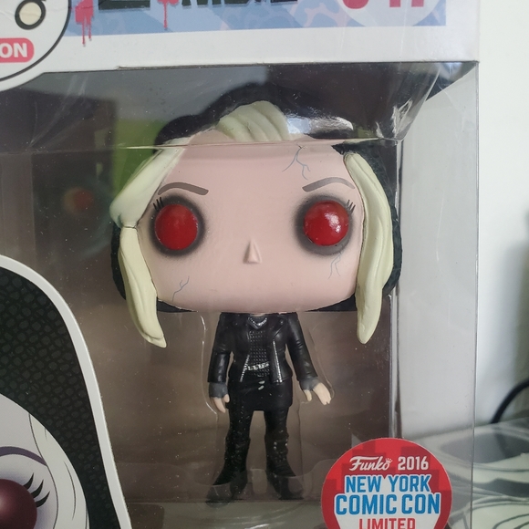 Olivia Moore Hood Funko Pop 347 NY Comic Con LE variant - Picture 7 of 10